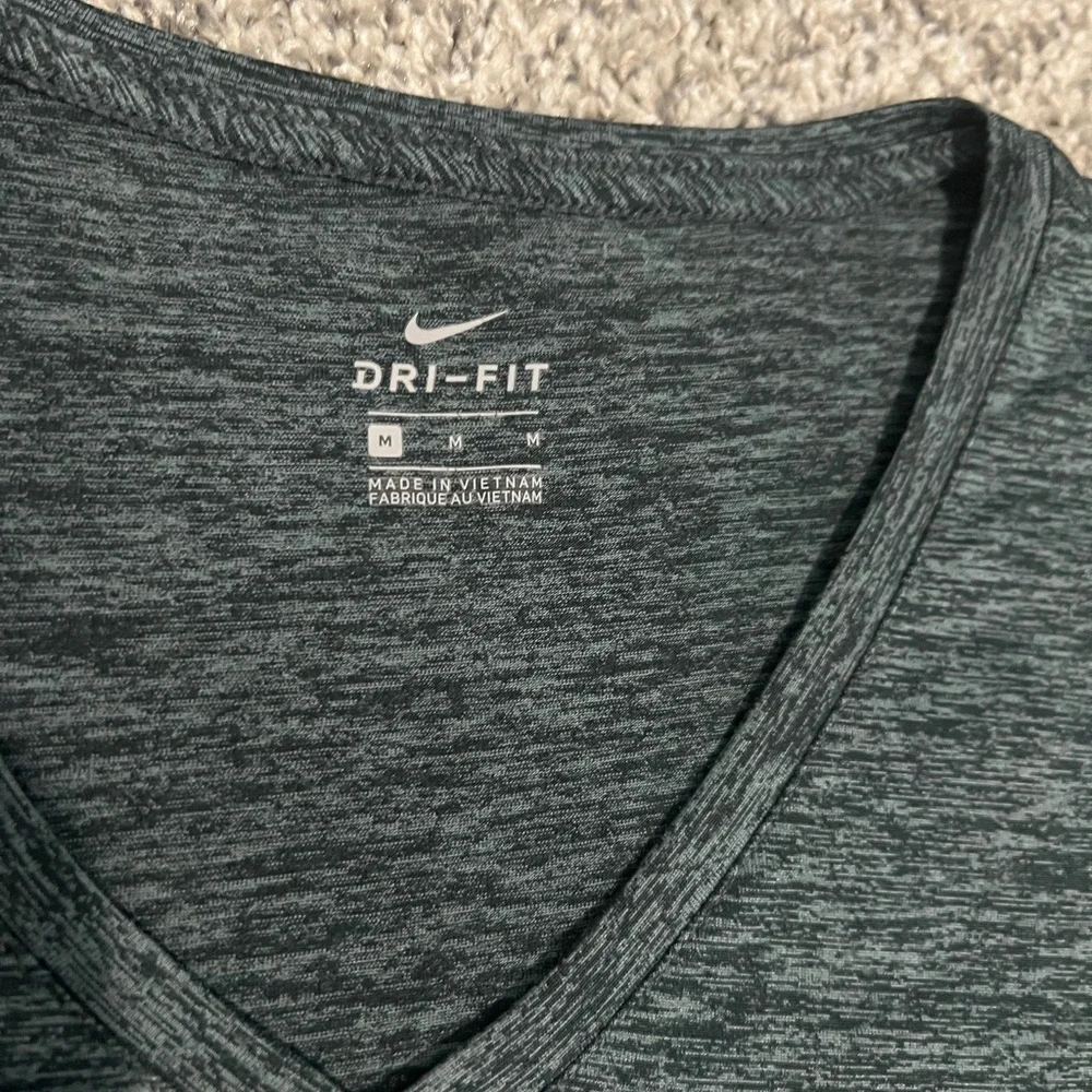 4 (four) size M Nike dri-fit tshirts - Picture 7 of 9